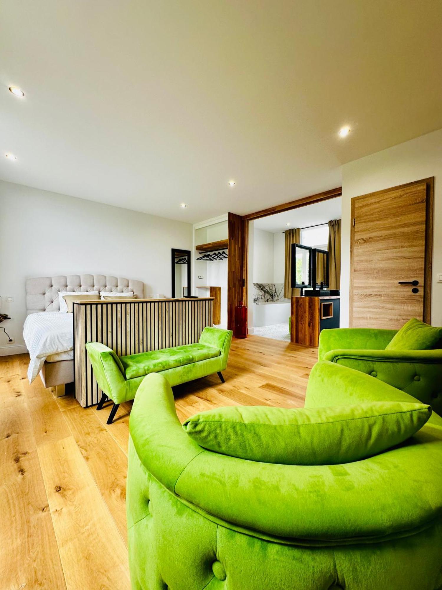 De Luxe Au Chateau 105